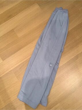 ALO Yoga Relaxed Wide-Leg SweatPant in Periwinkle